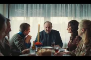 Bei einem Fest gedenken Boris (Ljubomir Bandović, 3.v.r.) und seine Frau Marina (Dolya Gavanski, 2.v.r.) Ljubas und Žarkos.