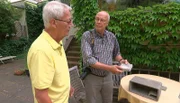 Klaus Roggel aus Charlottenburg-Wilmersdorf macht aus seiner Faszination für Mauersegler keinen Hehl. Seine Mission: Er will es den flinken Luftakrobaten leichter machen, in der Großstadt Brutstätten zu finden. Über seine private Homepage bietet er anderen Berlinerinnen und Berlinern tatkräftige Unterstützung bei der Ansiedlung von Mauerseglern an der eigenen Hauswand an. Diesmal führt ihn sein Mauersegler-Coaching an den Bundesring in der Nähe vom Tempelhofer Feld. Hier möchte sich Wolfgang Bergfelder einen Brutkasten für Mauersegler zulegen. - Klaus Roggel (re.) zeigt Wolfgang Bergfelder einen Brutkasten für Mauersegler.