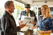 Hubert (Christian Tramitz, l.) und Staller (Helmfried von Lüttichau, M.) erfahren von der frisch gebackenen Ladenbesitzerin Barbara Hansen (Monika Gruber, r.), dass der Tote ein notorischer Schürzenjäger war.