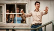 Selma (Saralisa Volm, 2. v. re.) und Nazan (Gülce Oral) in Gefahr: Nazans wütender Verlobter Ali (Efe Ünal) möchte die lesbischen Frauen töten.