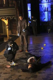 Schnell stellen Detective Esposito (Jon Huertas, M.) und sein Kollege fest, dass der Ermordete gefährliche Verbindungen in kriminellen Kreisen pflegte ...