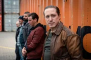 Amon Seiler (Timo Jacobs, r.) und die Harbour Brothers.  Die Verwendung des sendungsbezogenen Materials ist nur mit dem Hinweis und Verlinkung auf RTL+ gestattet.