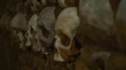 Unter den Millionen Knochen in den Katakomben befinden sich auch die von historischen Persönlichkeiten, wie Maximilien de Robespierre.