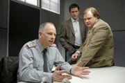 Christian Lind und Tobias Hartl glauben, dass Peter Kirstner aus Eifersucht zum Mörder wurde (v.li.: Frank Röth, Tom Mikulla, Michael A. Grimm).