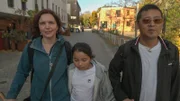 Eltern sein, das geht auch blind! Hannah (l.) und Gendun (r.) sind beide sehbehindert. Ihre Tochter Mila (M.) findet, sie seien trotzdem eine völlig normale Familie.