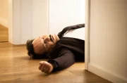 Carsten Heinrich (Stefko Hanushevsky) liegt reglos im Flur.