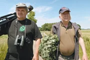 Der Biologe Bernhard Wieser (li.) ist mit dem Fotografen Michael Baier (re.) unterwegs auf der Suche nach der seltenen Blauracke.