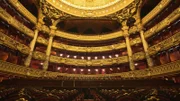Im Zuschauerraum der Opéra Garnier finden 1900 Menschen Platz. Sie war Geburtsort des "Phantoms der Oper".