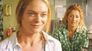 Sandra (Inge Hornstra, l.) zahlt sämtliche ausstehenden Rechnungen bei Moira (Doris Younana). Ihr seltsames Verhalten erntet überall Verwunderung.