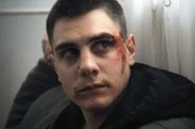 Uroš (Lazar Tasić) wurde von zwei Clan-Mitgliedern übel zugerichtet.