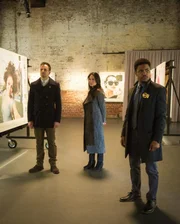 Ein junges Mädchen wird getötet. Holmes (Jonny Lee Miller, l.), Watson (Lucy Liu, M.) und Detective Bell (Jon Michael Hill) ermitteln und entdecken ein Selfie von ihr in einer Ausstellung.