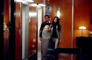 Was musste die kleine Melissa (Danielle Chuchran, mi.) die letzten Tage durchmachen? Jack (Anthony LaPaglia, li.) und Elena (Roselyn Sanchez, re.) sind froh, das Mädchen lebend gefunden zu haben.