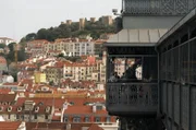 Mit seinen engen Gassen und bunten Häusern versprüht Lissabon historischen Charme. Doch 1755 wurden 85 Prozent der Stadt bei einem Erdbeben zerstört.
