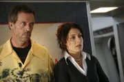 Auf ihrem Weg nach Singapur müssen Dr. House (Hugh Laurie, l.) und Dr. Cuddy (Lisa Edelstein, r.) ihr ärztliches Fachwissen unter Beweis stellen ...