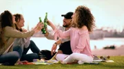 Freunde mit Bier beim Picknick