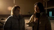 Charlie (Aloïse Sauvage) und Alma (Carmen Kassovitz) arbeiten zusammen.