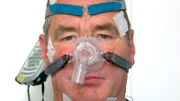 Patient mit Schlafapnoe-Maske.