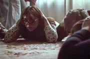 Botschaftssekretärin Gerda Boehringer als Geisel auf dem Boden (Spielszene)