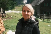 Porträt von Protagonistin Petra Schuster während Servus TV´s „Wirthausgschichtn aus dem Gesäuse" vor der Kölblalm-Hütte in Johnsbach am 17. September 2024