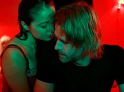ARD DER WOLF - DAS VERMISSTE MÄDCHEN (varg veum - bitre blomster), Dänemark/Norwegen 2007, Regie Ulrik Imtiaz Rolfsen, am Freitag (15.08.14) um 01:40 Uhr im Ersten. Privatermittler Varg Veum (Trond Espen Seim) erhofft sich Auskunft bei der Prostituierten Tanya (Lenka Rozehnalovà Rozehnal).