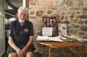 Der 84-jährige Herbergsvater Jato führt seine Traditionsherberge „Ave Fénix“ aus Berufung – und mit absoluter Hingabe.