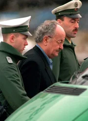 Die Jahre der Wiedervereinigung sind ein Eldorado für Wirtschaftskriminelle. Abzocker wie der Bauunternehmer Jürgen Schneider nutzen die Wirren der Wende, um sich an Subventionen oder ehemaligem DDR-Eigentum zu bereichern. "ZDF-History" zeigt spektakuläre Fälle von "Vereinigungskriminalität".