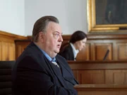Gregor Ehrenberg (Dieter Pfaff) vor Gericht. Die Verteidigung seiner ehemaligen Sekretärin erweist sich schwieriger als vermutet.