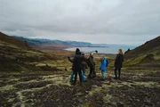 Alice Merton mit dem isländischen Musiker Daði Freyr und dem Drehteam in der atemberaubenden Landschaft in Island.