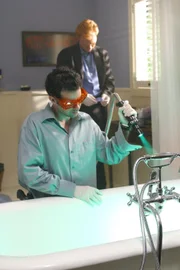 Horatio Caine und Tim Speedle untersuchen den Tatort. Das Opfer wurde gewaschen, denn die Leiche riecht nach Seife. Tim leuchtet die Badewanne aus und findet tatsächlich Blutreste unter dem Rand und Caine entdeckt ein Päckchen Seife.