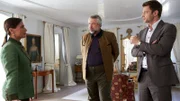 Die Kommissare Stadler (Dieter Fischer, M.) und Hansen (Igor Jefti?, r.) befragen Regina von Wollstett (Julia Urban, l.) im Zusammenhang mit dem Mord an Niklas Färber.