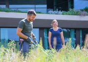 8000 Quadratmeter des "Grand Park Hotels" Rovinj sind mediterran bepflanzt. Giles Coren (l.) hilft Chefgärtnerin Mya (r.) bei der Gartenarbeit.