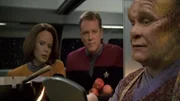 B'Elanna Torres (Roxann Dawson, l.), Lt. Tom Paris (Robert Duncan McNeill, m.) und Neelix (Ethan Phillips, r.)
