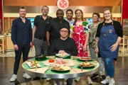 Gruppenfoto von links: Kandidaten Rune Flohr, Peter Schaad, Moderator Nelson Müller, Juror Max Strohe, Kandidaten Robert Behounek, Katja Zimny, Erika Henning und Josefine "Josi" Hausendorf