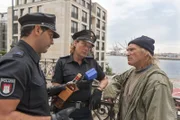 Tarik (Serhat Cokgezen, l.) und Claudia (Janette Rauch, M.) finden den Obdachlosen Ollo (Konny Reimann, r.): Kann er ihnen im aktuellen Fall weiterhelfen?