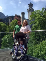 Henrik (30) und Lisa (26) mit Tochter Emma besuchen Schloss Neuschwanstein.