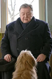 MDR Fernsehen DER DICKE II. STAFFEL FOLGE 20, "Getrennte Wege", am Samstag um 10:40 Uhr. Gregor Ehrenberg (Dieter Pfaff) ist Hund Teddy zugelaufen.