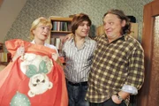 Bruno ist glücklich, dass Helga und Bernd sich versöhnt und ihn in den Schoß der Familie aufgenommen haben.
