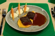 Leibgericht: Maibock mit Wildjus, Süßkartoffel- und Pastinakenpüree und glasierten Karotten von Rune Flohr