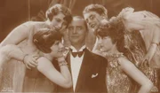 Schöne Frauen, leichtlebige Playboys: Das Kino spiegelte den Zeitgeist der wilden 20-er perfekt wider.