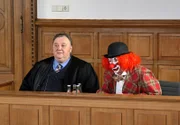 Gregor Ehrenberg (Dieter Pfaff, l.) verteidigt Clown Pippo (Horst Sachtleben, r.)