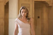 Julie Swagger (Shantel VanSanten)