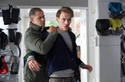 Alex, der Freund der Opfers (Oscar Belton, r.), verliert im Fahrradladen die Nerven und greift den Besitzer an. Finn (Sven Martinek, l.) geht dazwischen und kann Schlimmeres verhindern.