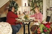 Helga genießt den Abend mit Bernd, der sie zu einem romantischen Essen eingeladen hat.