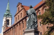 Der Astronom Nikolaus Kopernikus untersuchte die Bewegungen der Himmelskörper, stellte das von der Kirche diktierte Weltbild infrage und gilt als Vorreiter der vernunftbasierten Forschung.