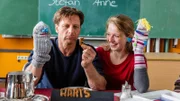 Als Stefan Vollmer (Hendrik Duryn) und Schülerin Anne (Henriette Nagel) für die Flüchtlinge Witze mit den Handpuppen machen, ist es um Anne geschehen...