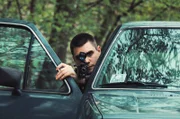 Uroš Ristić (Lazar Tasić) kehrt als Scharfschütze zurück nach Belgrad und bereitet sich akribisch auf seinen Auftrag vor.