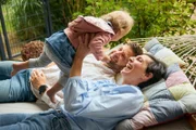 Familienglück durch Adoption? Kurz nachdem Nicolina (r.) und Martin (l.) ihr Bewerberverfahren bei der Adoptionsvermittlung abgeschlossen hatten, wurde ihnen ein kleines Mädchen vermittelt. Nicolina und Martin fühlen sich jetzt komplett.
