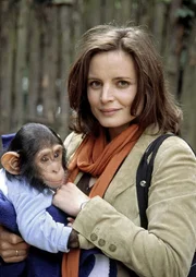 Susanne Mertens (Elisabeth Lanz) erkennt, dass Schimpansenbaby Momo nicht an menschliche Haushalte gewöhnt ist und deshalb an Asthma leidet. Höchste Zeit, es wieder zurück zu seinen Artgenossen in den Zoo zu geben!