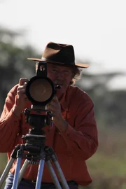 Reinhard Künkel lebt seit 30 Jahren zwischen den Tieren Afrikas in einem Dschungelcamp, nicht als Spiel für ein paar Wochen, sondern sein ganzes Leben lang - und er kann so manches Abenteuer erzählen.