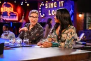 Kat (Mayim Bialik, l.); Randi (Kyla Pratt, r.)